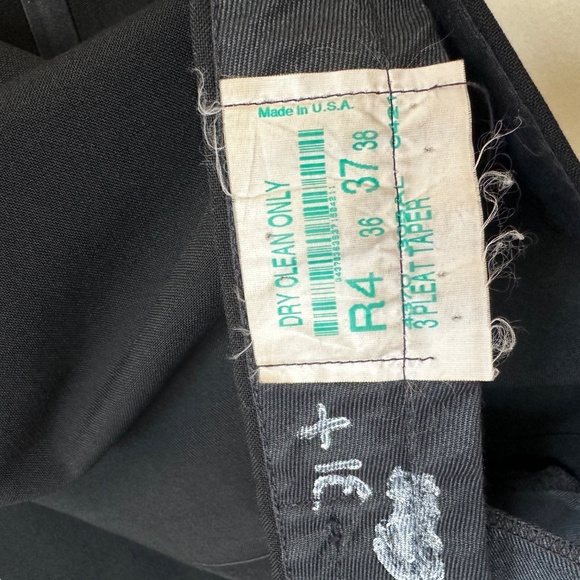 Tuxedo with pants, vest and bow tie. - Picture 6 of 8